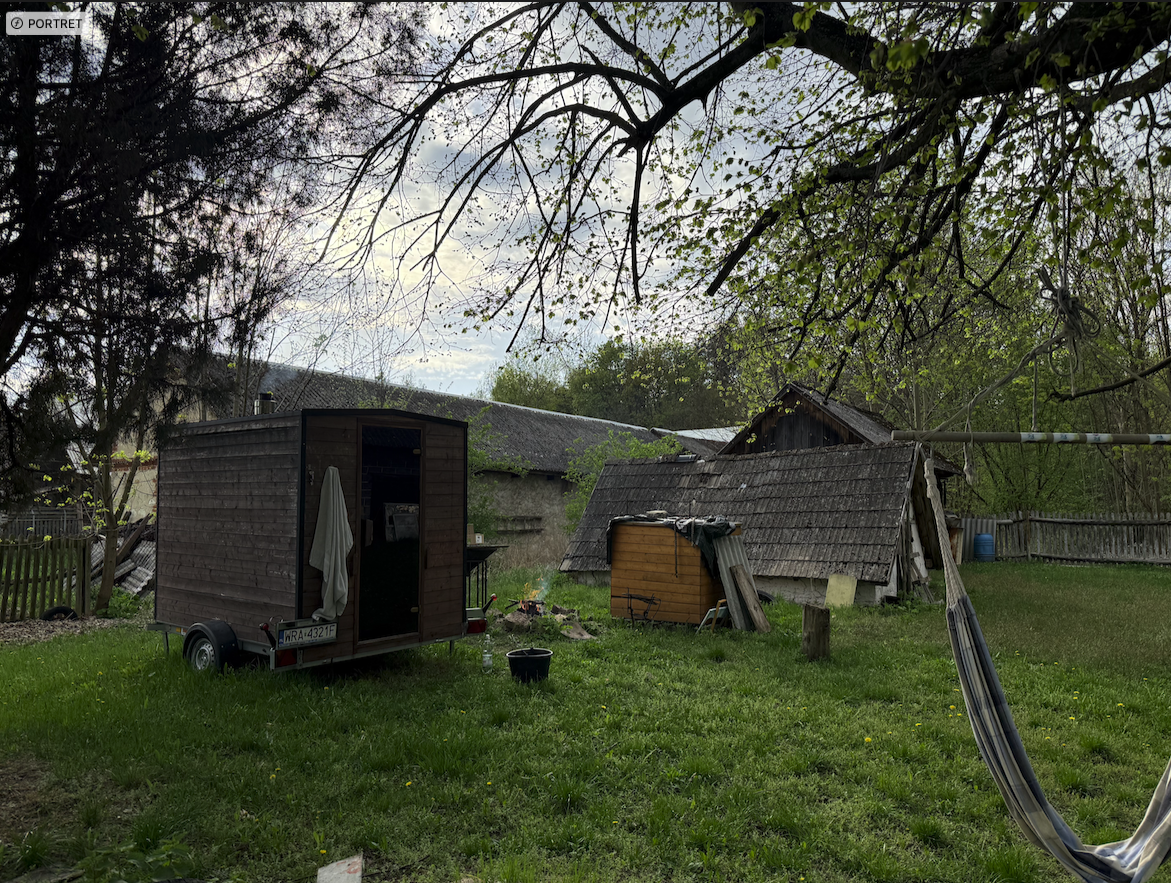 Ogród z sauną mobilną i hamakiem