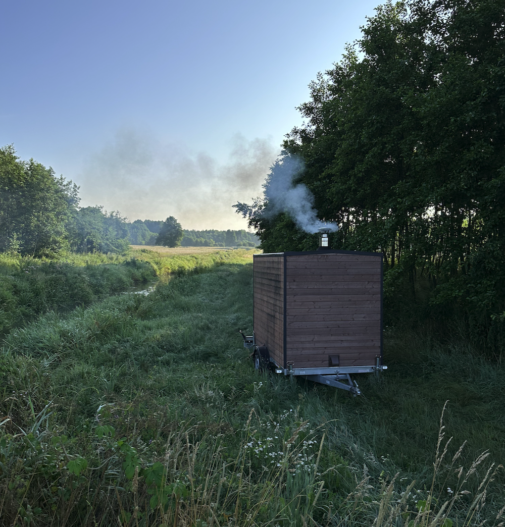 Sauna-beczka na polu przy lesie